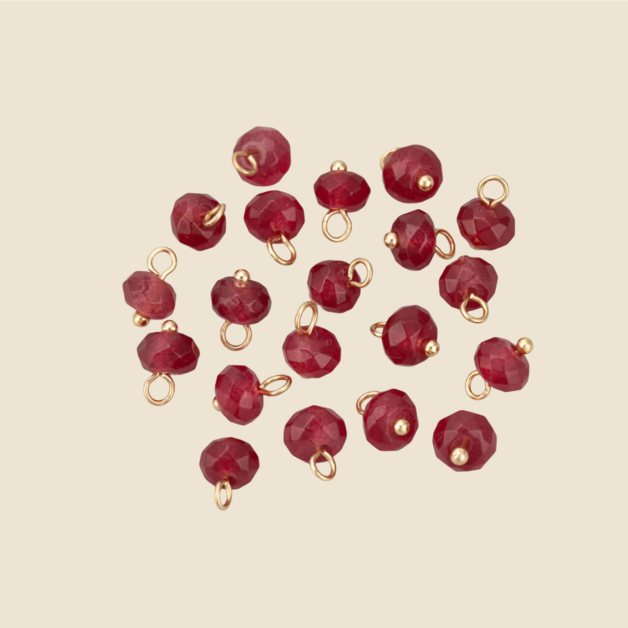 Dije con eslabones de cuentas facetadas en rojo rubí